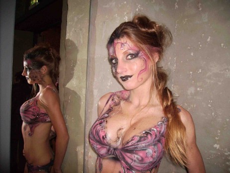 Bodypainting Event, Abbildung des Modells vor einem Spiegel