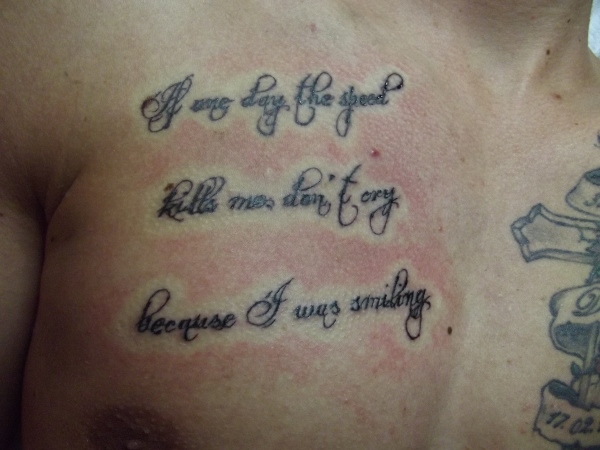 Tattoo an der oberen Brusthälfte