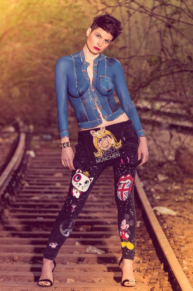 Bodypainting mit Pia Bolte schware Lagin und Jeansjacke auf die Haut sprühen die Jacke ist in blau