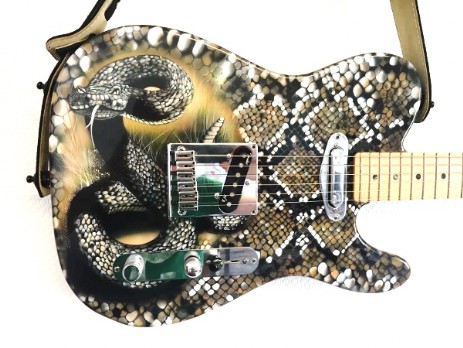 in braun und schwarztönen wurde ein Schlangenmuster auf eine E-Gitarre geairbrusht. Auf dem Schlangenmuster wurde eine Schlange geairbrusht.