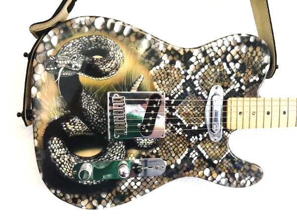 Gitarre in braun und schwarztönen wurde ein Schlangenmuster auf eine E-Gitarre geairbrusht. Auf dem Schlangenmuster wurde eine Schlange geairbrusht.