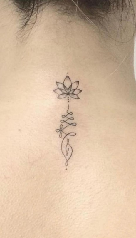 schwarzes Tattoo als Blumenmuster 