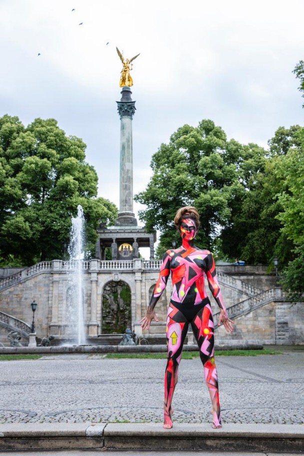 Airbrush Bodypainting in Grafittiart in den Farben rosa pink schwarz 