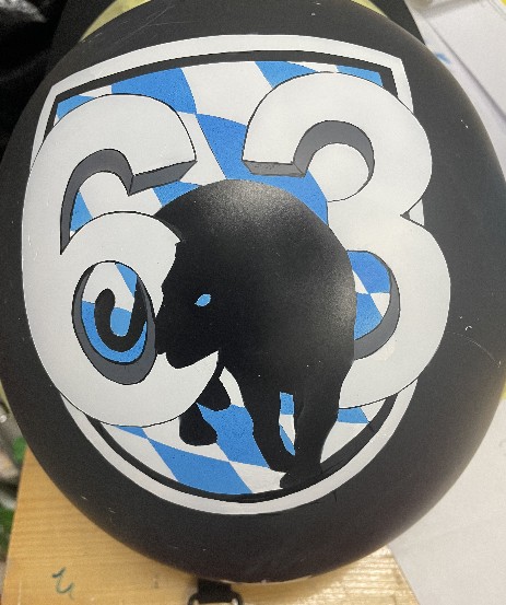 ein Helm wurde mit blau-weiß und Schwarz geairbrusht in karo und ein leopard in schwarz