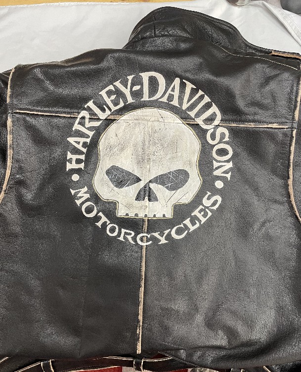 es wurde auf eine schwarze lederjacke ein harley davidsonlogo geairbrusht