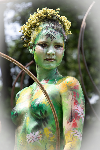 in der Gartenschau FFB wurde von mir eine Frau mit bunten Blumen geairbrusht und bemahlt es wurden hauptsächlich gelb und grüne Farben verwendet die Grundfarbe ist grün geairbrusht