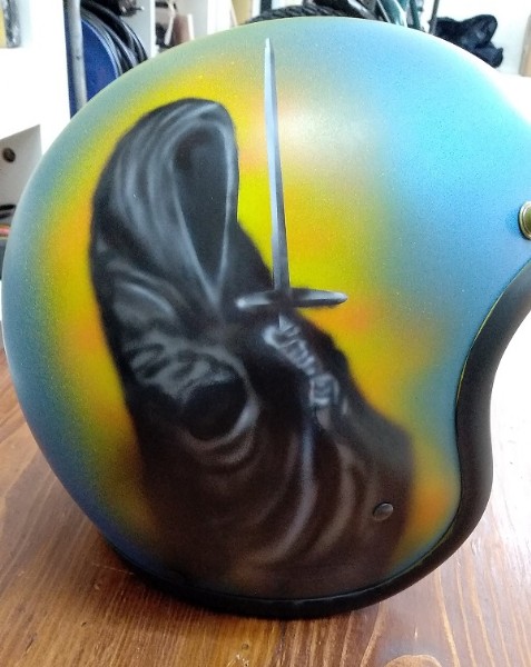 ein blauer Helm wurde ein schwarzer Mantel geairbrusht