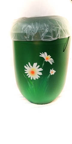 Eine Urne wurde geairbrusht mit Blumen in der Hauptfarbe grün  die Blume  sind weiß mit Orange