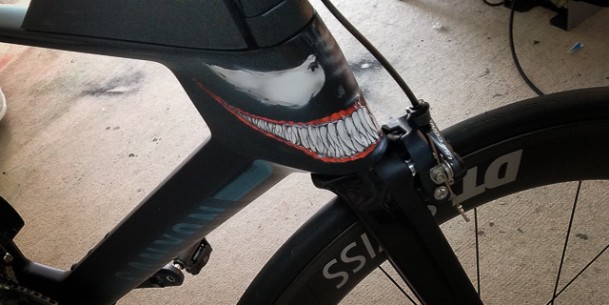 ein Fahrrad in schwarz wurde am Lenkrad geairbrusht die Zähne in weiß und die Augen auch