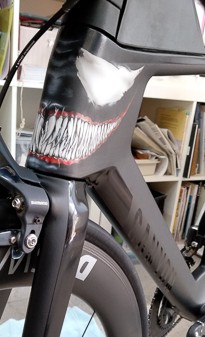 ein Fahrrad in schwarz wurde am Lenkrad geairbrusht die Zähne in weiß und die Augen auch