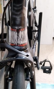 ein Fahrrad in schwarz wurde am Lenkrad geairbrusht die Zähne in weiß und die Augen auch