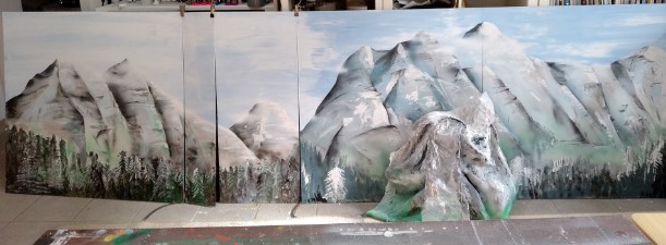 auf einer Holzplatte ist ein Gebirge in blau, grau und weiß Tönen geairbrusht es diehnt alsHintergrund für eine Weihnachtsgrippe