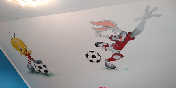 es wurden mit bunten Farben Zeichentrickfiguren auf die Wand geairbrusht und gemalt