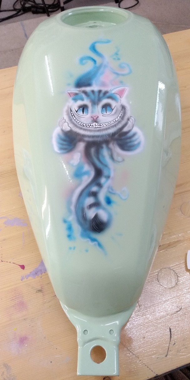 Airbrush Tank mit einer Katze geairbrush in blau und rosafarben geairbrusht und gemalt