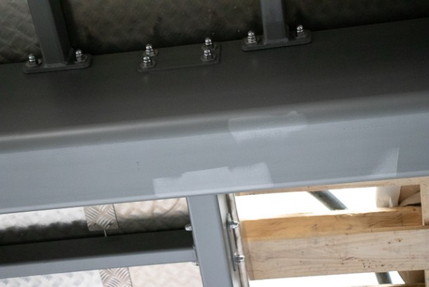 Airbrush-Stahlhalle in grau mit Flecken