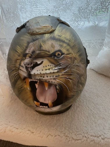 Airbrushhelm in schwarz wurde ein Löwengesicht geairbrusht und gemalt in brauntöhnen und Goldtönen sowie scchwarz