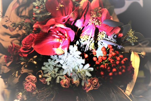 Blumendeco rote Blumen auf einem Tisch