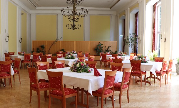 Blumendeco ein Beerdigungsessen wurde mit Tischgestecke verschönert