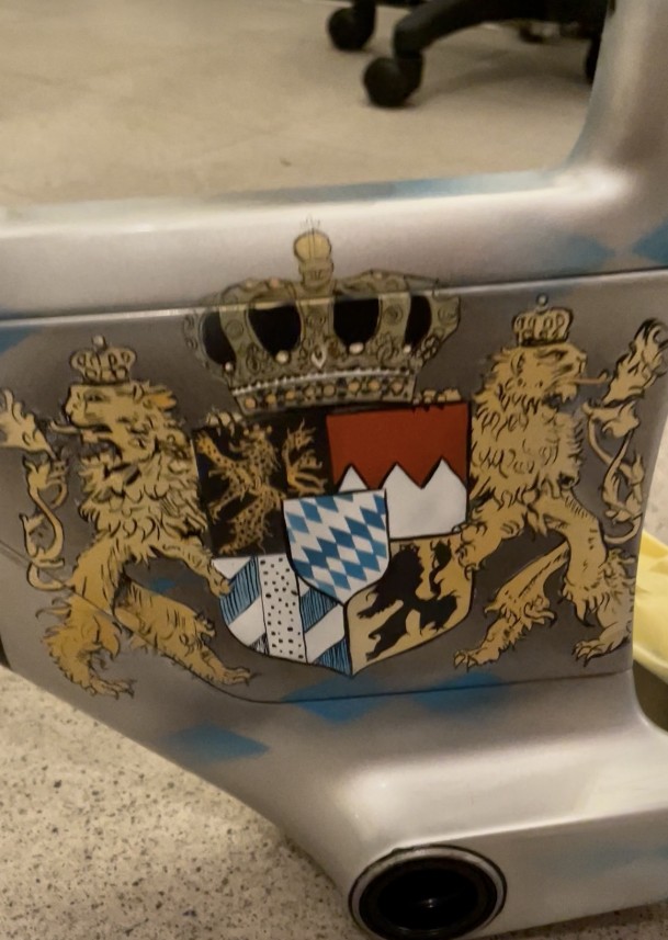 es wurde auf einen Fahrradramen der König Ludwig von Bayern geairbrusht