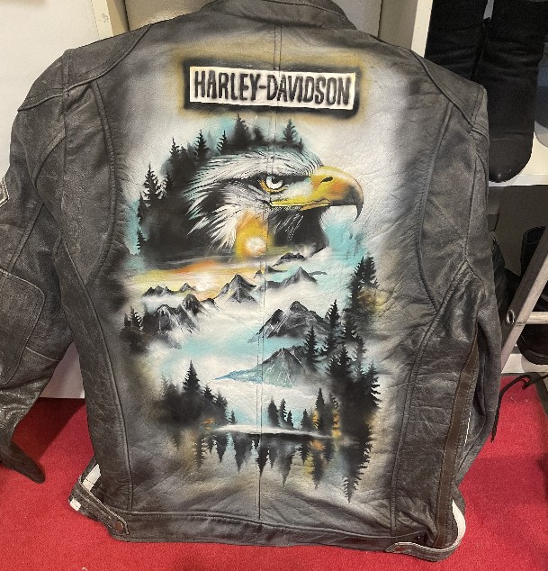 auf einer schwarzen Lederjacke wurde ein Adler in brauntönen gearibrusht und bemalt
