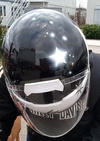 Airbrushhelm in schwarz mit weissen sternen