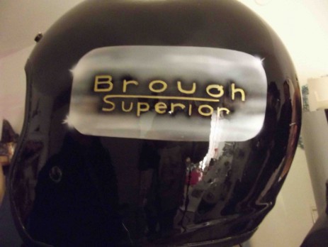 Motorradhelm per Airbrush individualisiert