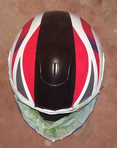 Motorradhelm in rot, schwarz, weiss und grau geairbrusht