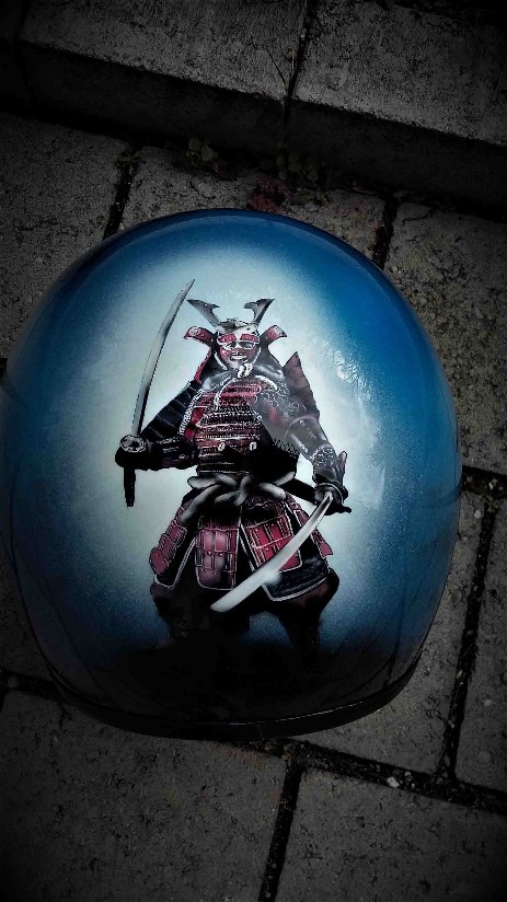 ein blauer Helm ist mit einem Samureikämpfer geairbrusht.