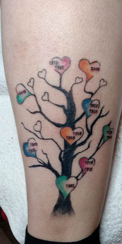 Tattoo Lebensbaum in verschiedenen Farben. Das Datum der Personen sind in einem Herz rein tätowiert