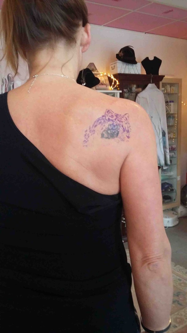 es wurde ein nicht so schönes Tattoo überstochen. die Farbe Schwarz wir hier verwendet und ein Leopard über das nichtso schöne Tattoo wurde drüber gestochen