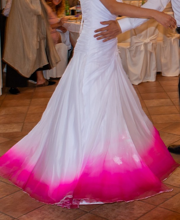 Airbrush-Brautkleid wurde von unten nach oben in einem pinkfarbenen bis Lilaton geairbrusht