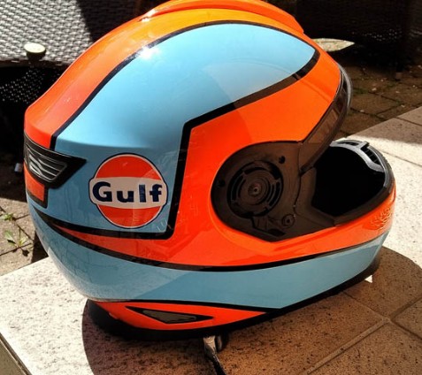 Airbrushhelm hellblau ein Helm wurde in hellblau und orang geairbrusht der Schriftzug mit dem Namen Gulf ist in dunkelblau geschrieben