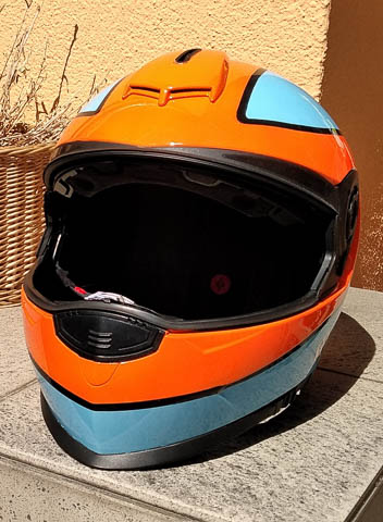Airbrushhelm in hellblau ein Helm wurde in hellblau und orang geairbrusht der Schriftzug mit dem Namen Gulf ist in dunkelblau geschrieben