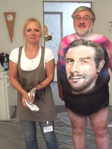 Airbrush Bodypainting Klaas Heufer-Umlauf als Airbrush-Motiv mit Renate Herrmann im Bild Airbrush Bodypainting Klaas Heufer-Umlauf als Airbrush-Motiv im Auftrag der Sparkasse