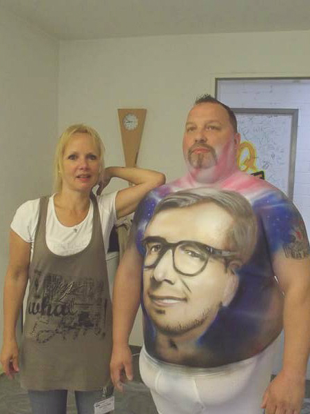 Airbrush Bodypainting Joko Winterscheidt als Airbrush-Motiv im Auftrag der Sparkasse Airbrush Bodypainting Joko Winterscheidt als Airbrush-Motiv hier mit Renate Herrmann