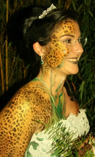 goldfarbenes Muster als Leopard wurde mit airbrush auf die rechte Schulter der Dame geairbrusht