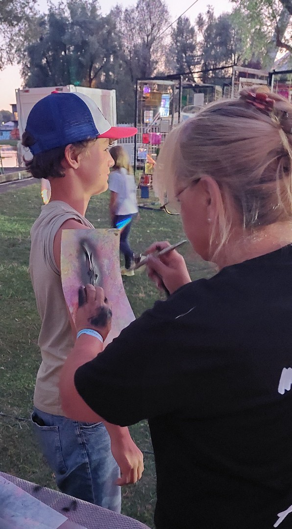 im Olympiapark European Championsghips Munich - Bodypainting es wurden in schwarzer Farbe die Gäste mit kleinen Sportmotiven geairbrush